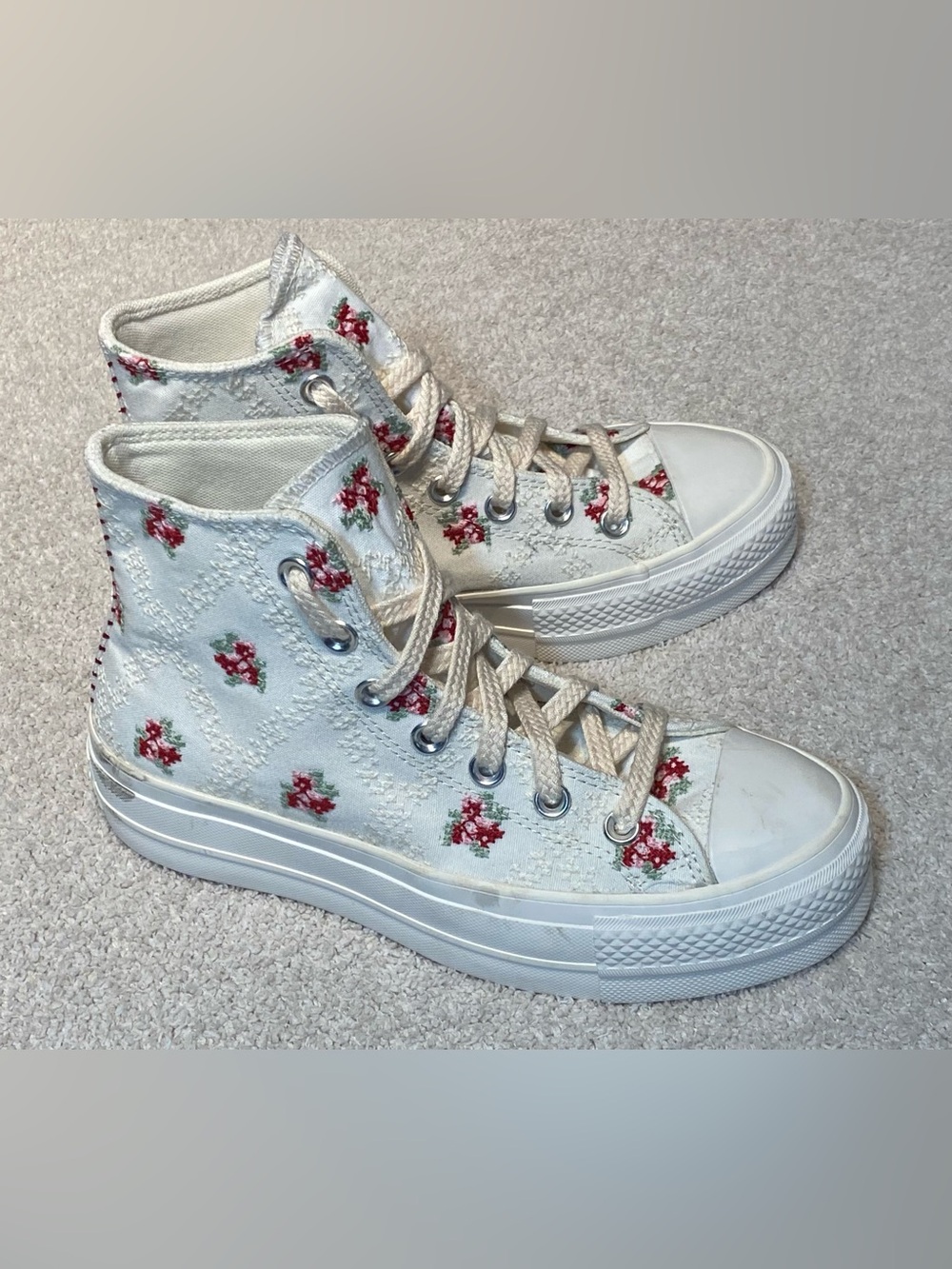 Converse Platform Chuck Taylor Rose
Embroidered High Tops 6.5